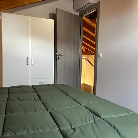 Stone House Bourgos Ferienhaus *